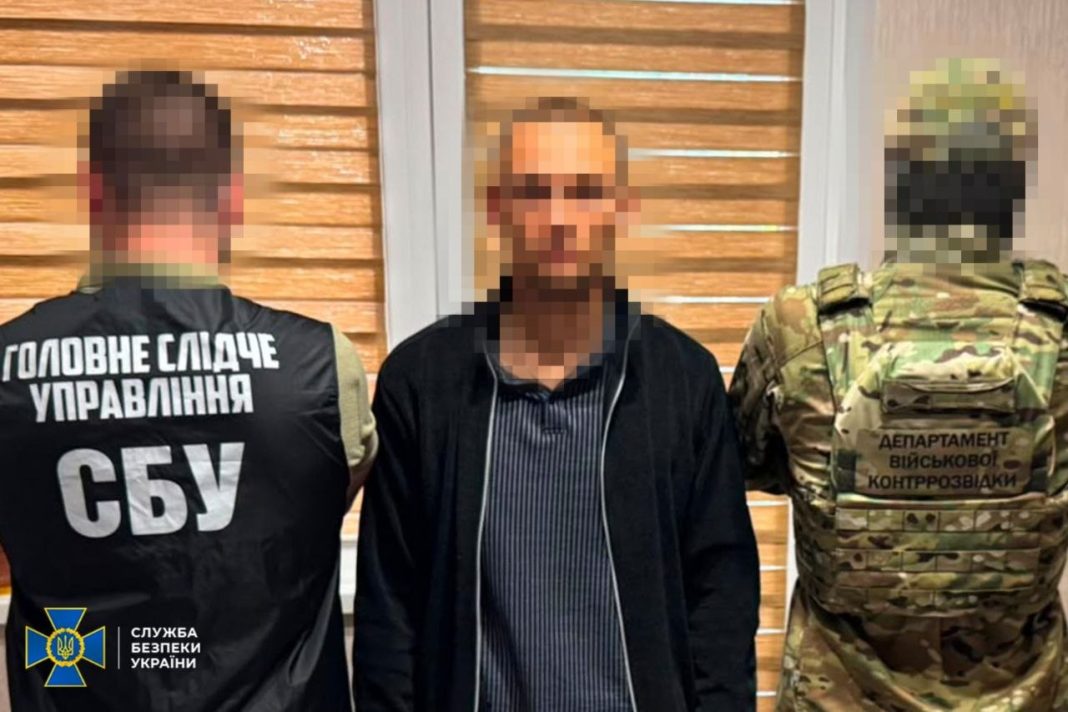 Співробітник СБУ Співробітник СБУ проводять затримання агента РФ