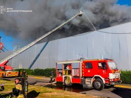 Росія двічі вдарила по ТЦ у Кривому Розі: 6 загиблих і 91 постраждалий Наслідки російського удару по торговельному центру в Кривому Розі.