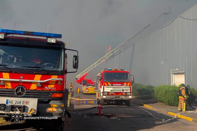 Рятувальники гасять пожежу після удару по ТЦ у Кривому Розі