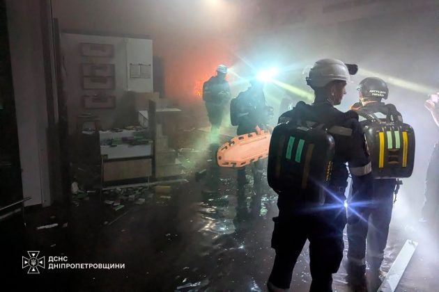 Рятувальники працюють усередині пошкодженого ТЦ у Кривому Розі