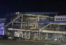 Пошкоджена після російської атаки будівля вокзалу на станції Роздільна