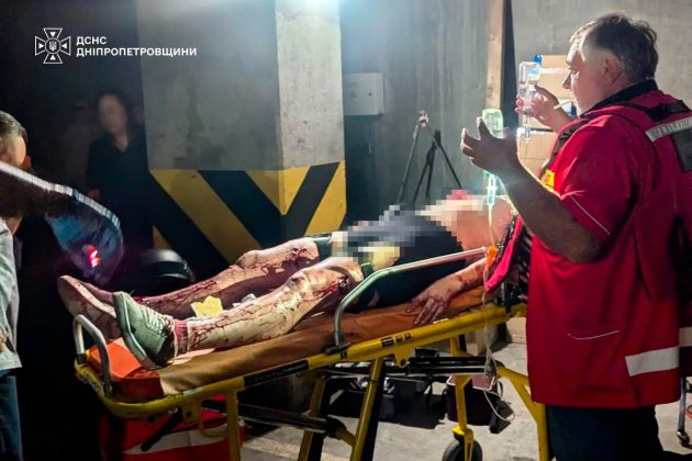 Медики надають допомогу постраждалому після удару по Кривому Рогу