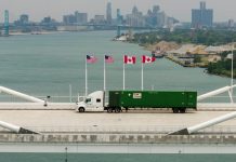 Прапори США та Канади на тлі торговельної суперечки