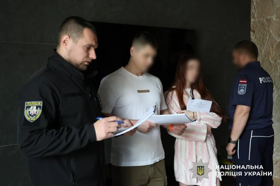 Працівники кіберполіції під час розслідування шахрайського кол-центру