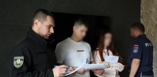 Працівники кіберполіції під час розслідування шахрайського кол-центру