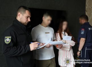 Працівники кіберполіції під час розслідування шахрайського кол-центру