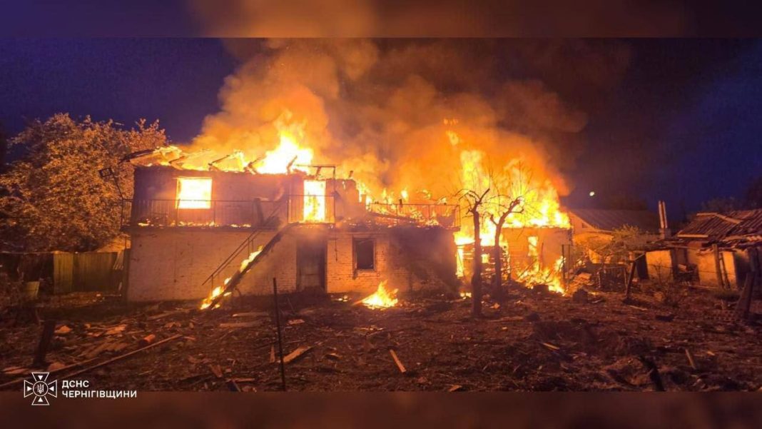 Рятувальники ДСНС розбирають завали знищеного будинку в Чернігові