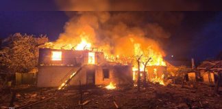 У Чернігові «Шахед» влучив у будинок: загинули жінка та її онука Рятувальники ДСНС розбирають завали знищеного будинку в Чернігові