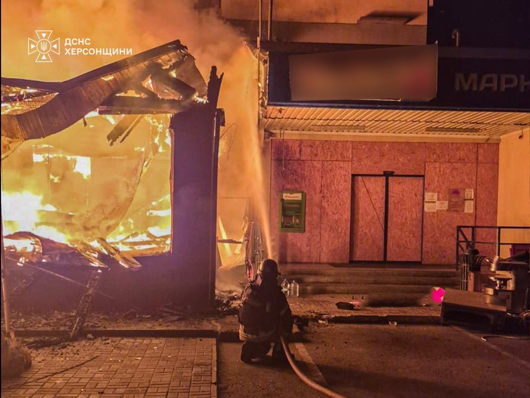 Рятувальники ДСНС у Херсоні Рятувальники ДСНС ліквідовують пожежу після атаки FPV-дронів у Херсоні