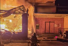 Рятувальники ДСНС ліквідовують пожежу після атаки FPV-дронів у Херсоні