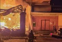 Рятувальники ДСНС ліквідовують пожежу після атаки FPV-дронів у Херсоні