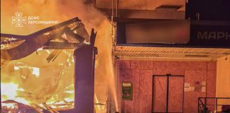 Рятувальники ДСНС ліквідовують пожежу після атаки FPV-дронів у Херсоні