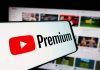 YouTube запустив в Україні бюджетну передплату Premium Lite Логотип YouTube на екрані смартфона