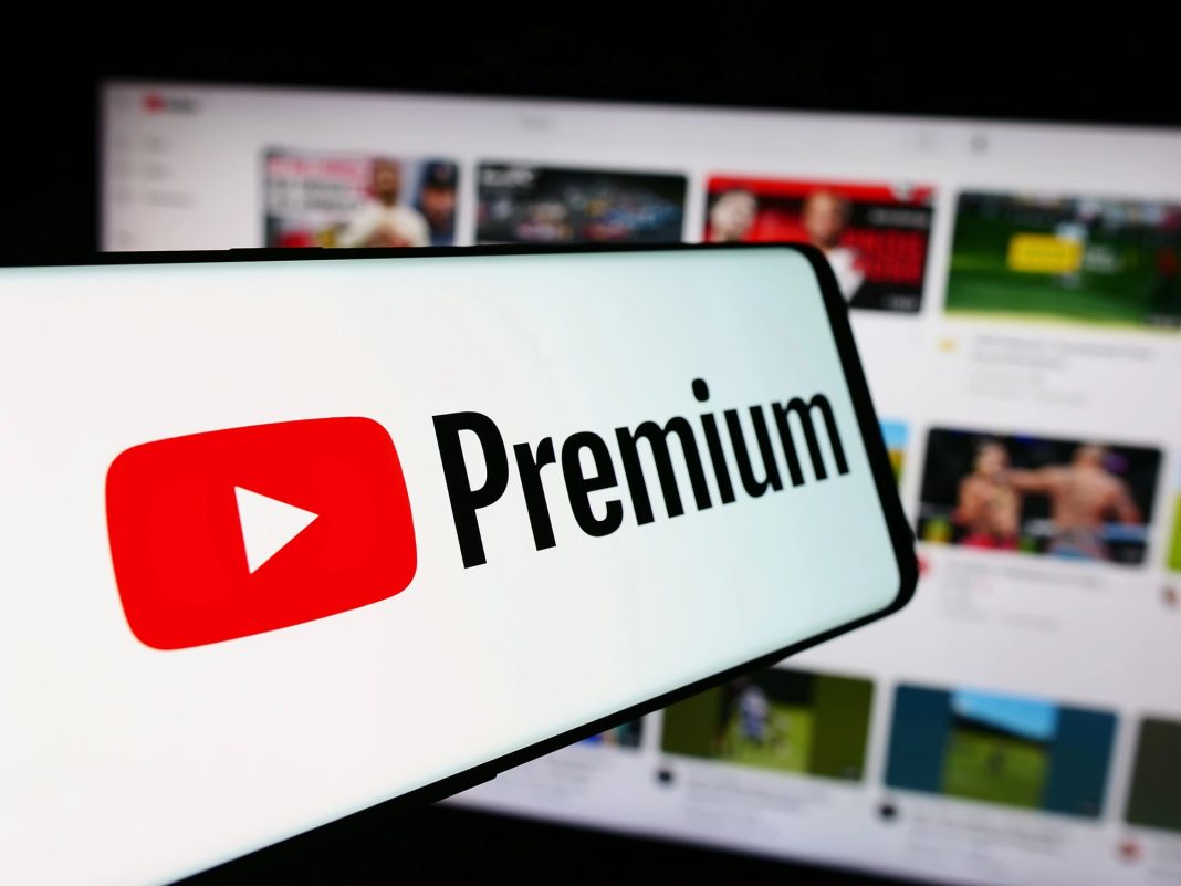 Логотип YouTube на екрані смартфона