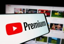 Логотип YouTube на екрані смартфона