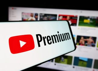 YouTube запустив в Україні бюджетну передплату Premium Lite Логотип YouTube на екрані смартфона
