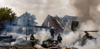 Удар РФ по Рогані: троє постраждалих і пожежа на підприємстві Рятувальники працюють на місці пожежі після удару російського безпілотника по Рогані