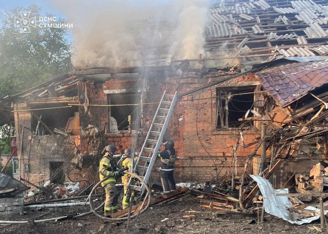 На Сумщині Рятувальники ліквідовують пожежу після російської атаки на Сумщині