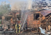 Рятувальники ліквідовують пожежу після російської атаки на Сумщині