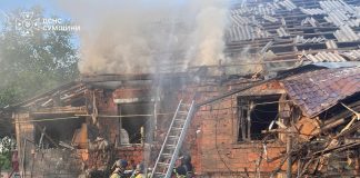 На Сумщині через російські обстріли загинула людина, ще четверо травмовані Рятувальники ліквідовують пожежу після російської атаки на Сумщині