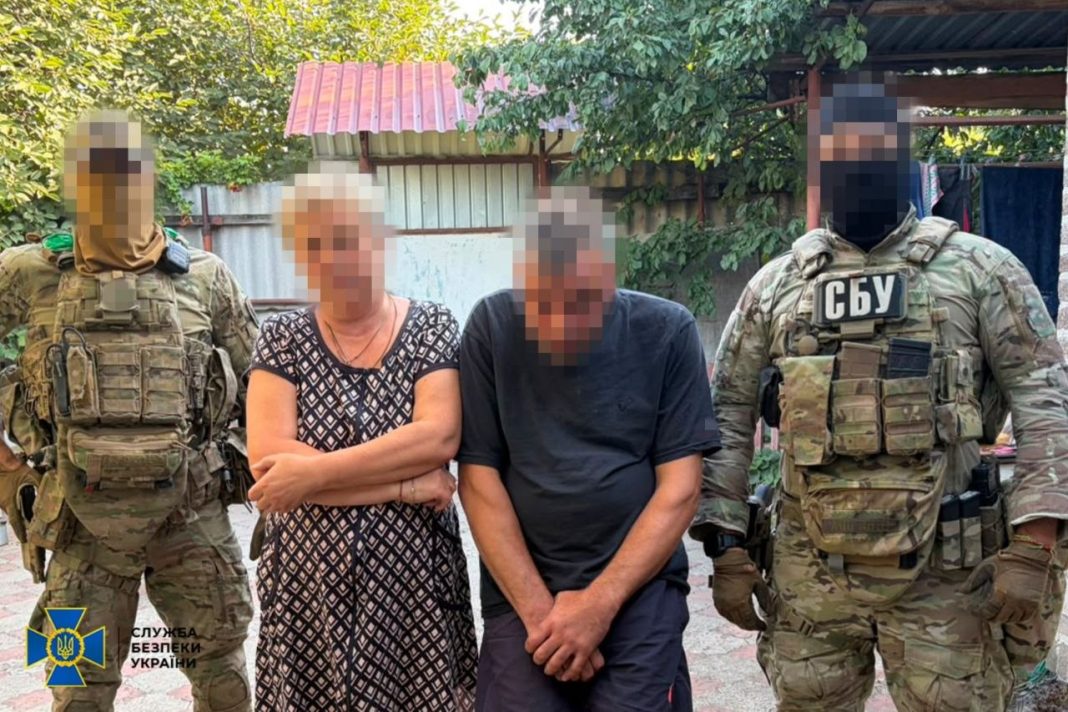 Співробітник СБУ під час контррозвідувчих заходів