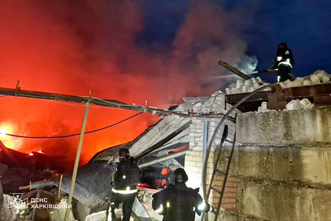 Рятувальники у Змієві Рятувальники ліквідовують пожежу серед зруйнованих приватних будинків у Змієві