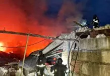 Рятувальники ліквідовують пожежу серед зруйнованих приватних будинків у Змієві