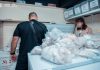 На Буковині затримали чотирьох у справі про вилучення матеріалів померлих Працівник Національної поліції України проводять обшук