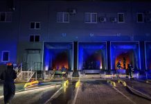 На Одещині після атаки РФ згорів продовольчий склад, є постраждалі Рятувальники ліквідовують пожежу на продовольчому складі на Одещині після атаки РФ