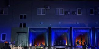 Рятувальники ліквідовують пожежу на продовольчому складі на Одещині після атаки РФ
