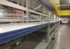 У супермаркетах фіксують перебої з продуктами після ударів РФ по логістиці Порожні полиці в супермаркеті через перебої з постачанням продуктів