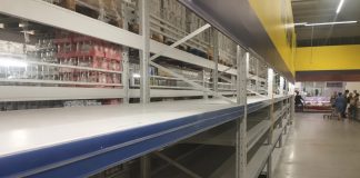 Порожні полиці в супермаркеті через перебої з постачанням продуктів