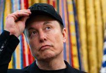 Маск чекає рішення Білого дому про Starlink для ударів по Росії Ілон Маск на фоні американського прапора