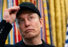 Маск чекає рішення Білого дому про Starlink для ударів по Росії Ілон Маск на фоні американського прапора
