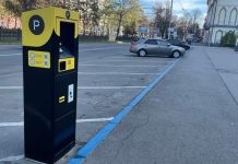 Автомобілі на парковці у Дніпрі