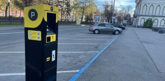 У Дніпрі запровадили безкоштовне паркування для УБД Автомобілі на парковці у Дніпрі