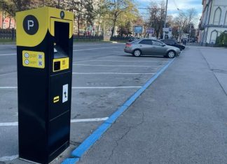 У Дніпрі запровадили безкоштовне паркування для УБД Автомобілі на парковці у Дніпрі