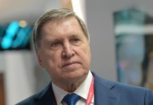 Юрій Ушаков під час публічної заяви про позицію Росії щодо війни в Україні