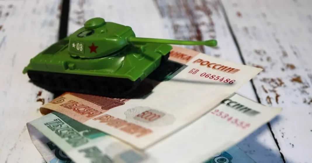 Дефіцит російського бюджету Російські рублі та іграшковий танк на тлі дефіциту бюджету РФ