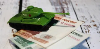 Російські рублі та іграшковий танк на тлі дефіциту бюджету РФ