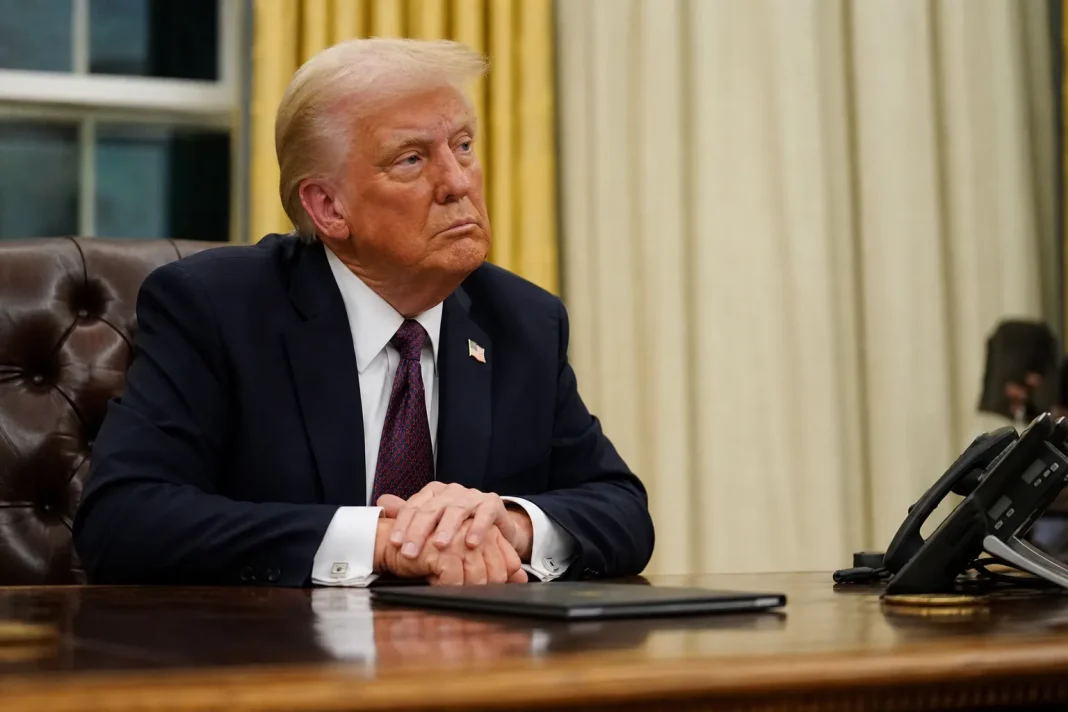 Дональд Трамп в кабынеті Дональд Трамп не пыдримав використання Starlink для ударыв по РФ