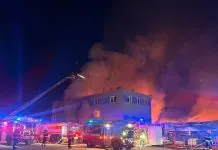 У Польщі горіла фабрика компонентів для дронів: поліція перевіряє підпал Польські пожежники під час ліквідації займання на фабриці дронів