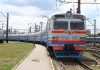 На Дніпропетровщині затримуються шість поїздів через безпекову ситуацію Пасажирський поїзд на залізничній станції