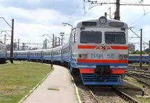 На Дніпропетровщині затримуються шість поїздів через безпекову ситуацію Пасажирський поїзд на залізничній станції