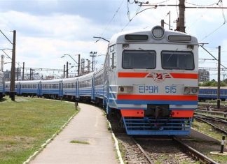 На Дніпропетровщині затримуються шість поїздів через безпекову ситуацію Пасажирський поїзд на залізничній станції
