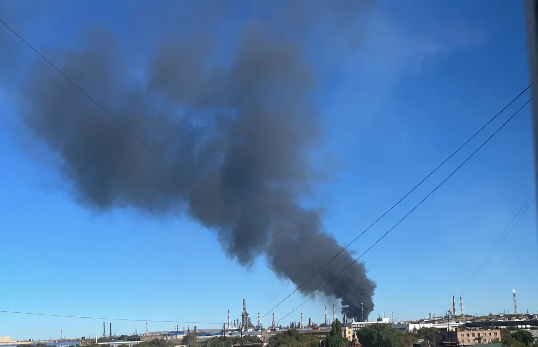 Дим над Орським НПЗ після атаки дронів