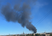 Удар на понад 1400 км: дрони атакували один із ключових НПЗ Росії Дим над Орським НПЗ після атаки дронів