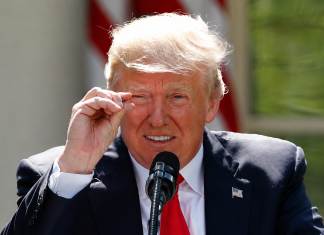 Рейтинг схвалення Трампа впав до мінімуму Дональд Трамп виступає перед прихильниками