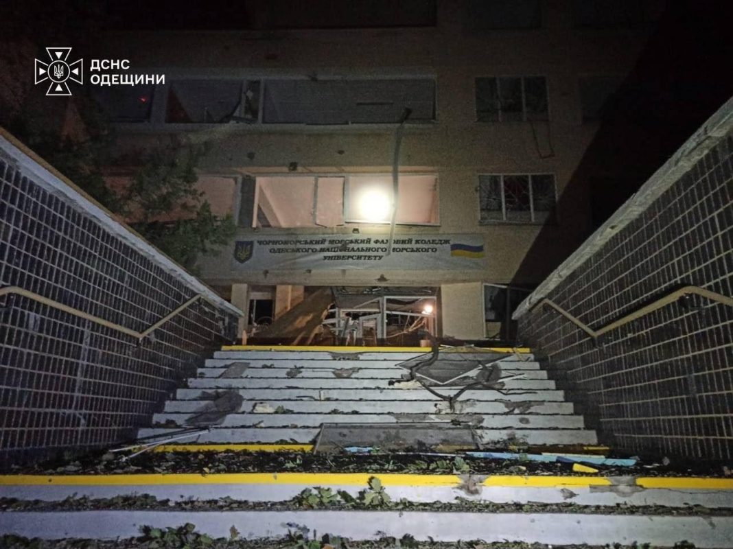 Пошкоджений фасад навчального закладу в Одесі після російської атаки