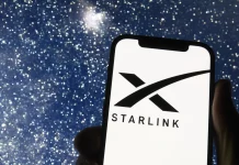 Один тариф на весь світ: SpaceX готує глобальний Starlink Mobile Starlink Mobile на смартфоні на тлі супутникової мережі